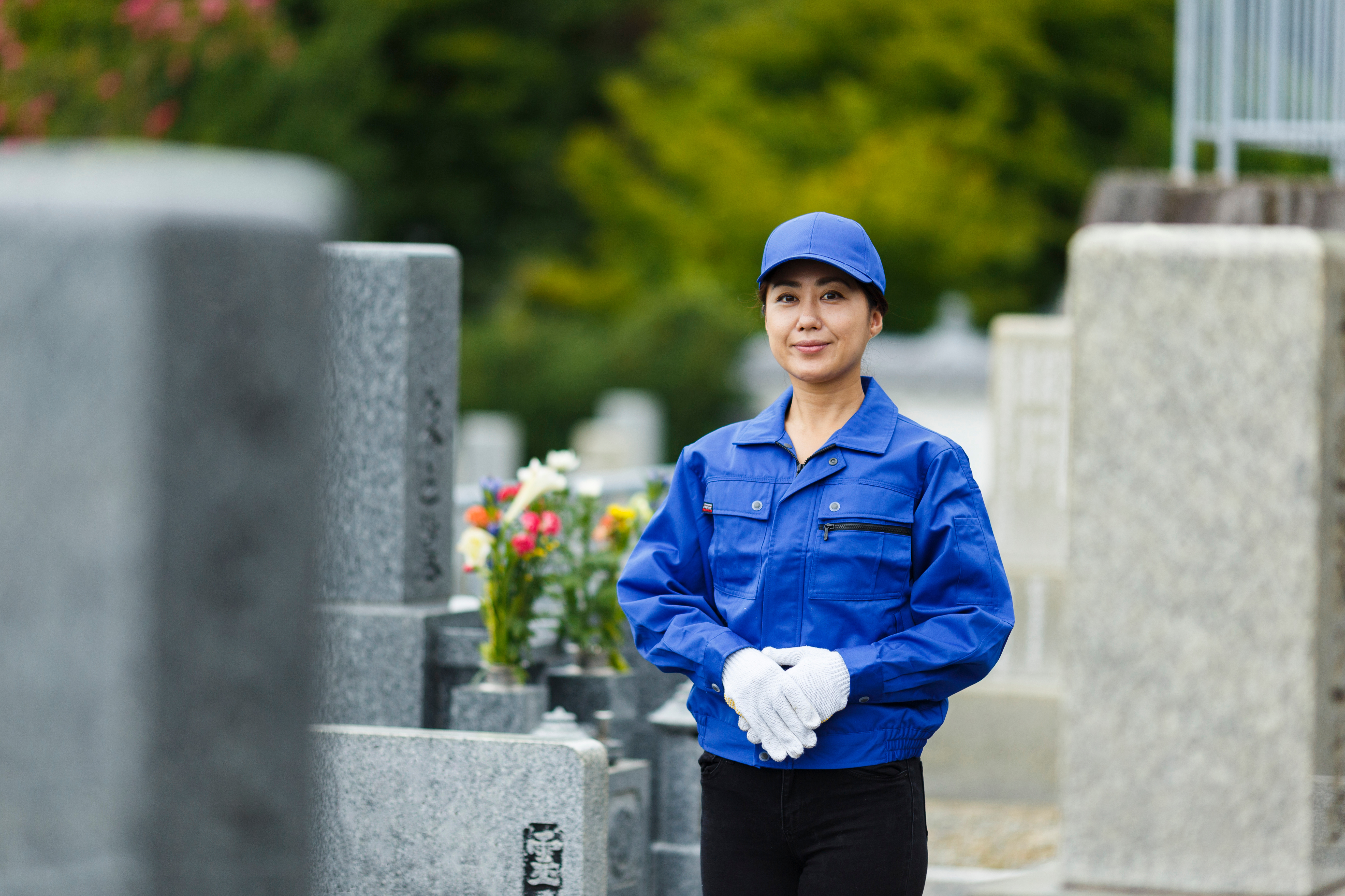 お墓掃除女性2